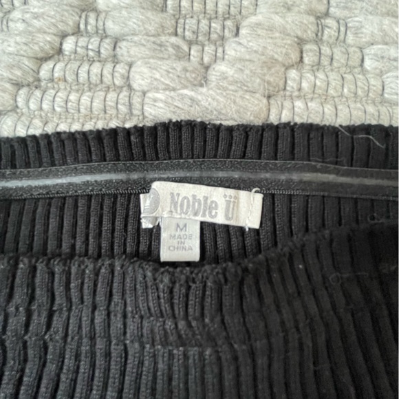 Black Noble U top - Picture 3 of 3